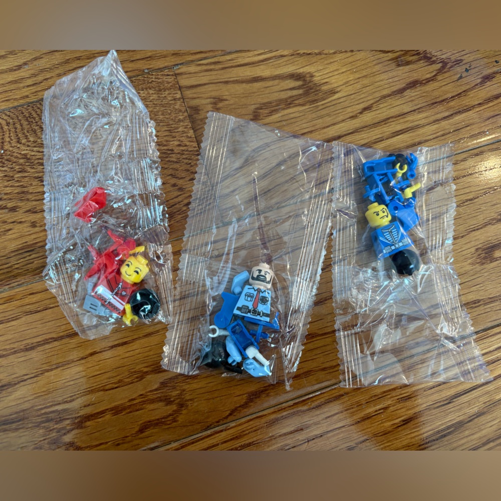 2 for 8$ Lego figures